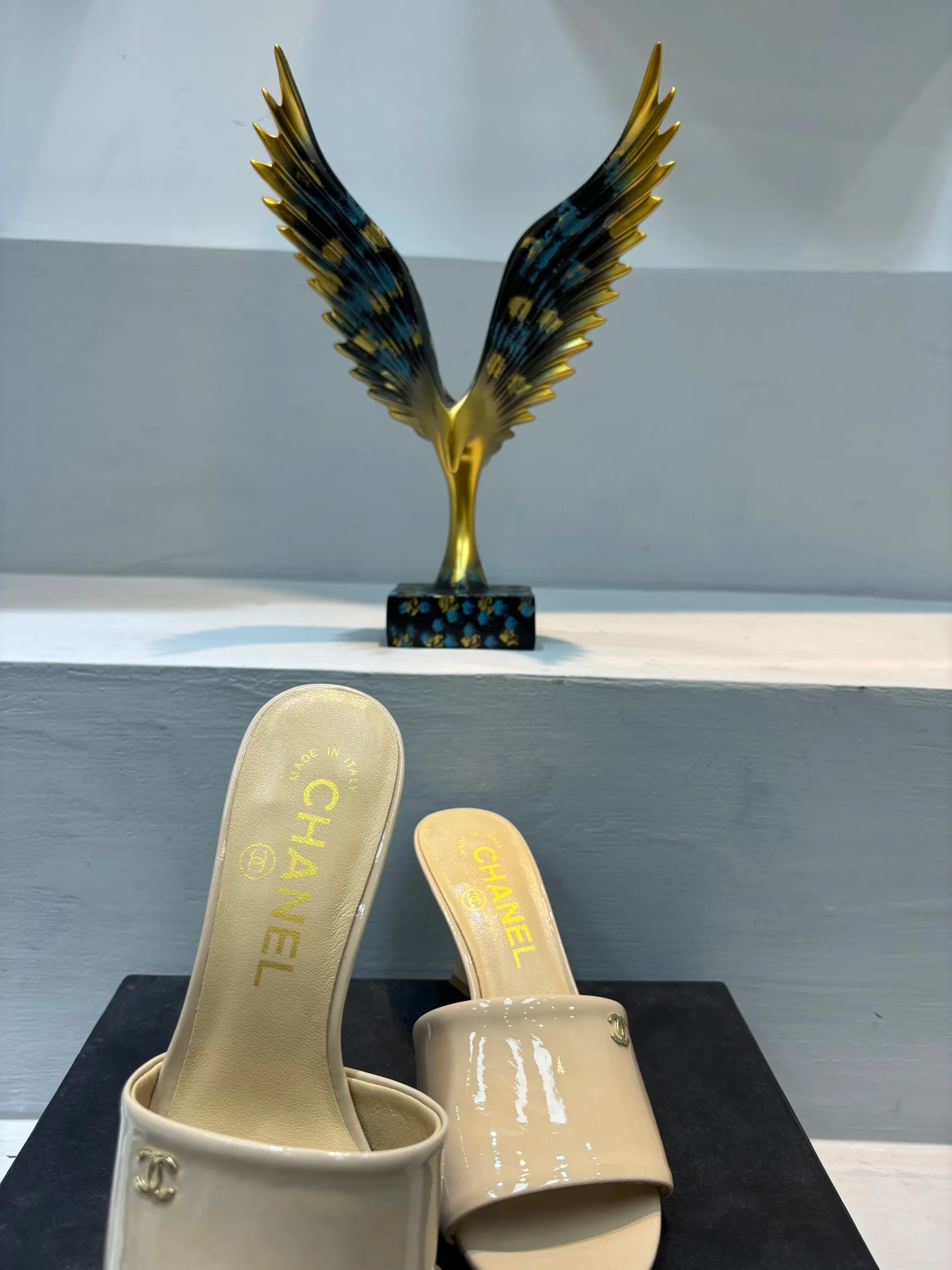 👟👟Ex-factory price 520👟👟 🌲🌲🌲 Chanel's new slippers for early summer, the same style is used by major fashion bloggers and celebrities, they are so beautiful! The upper is made of imported glossy patent leather and the lining is made of sheepskin. Original leather outsole, heel height 5cm. Size: 35-41 (custom-made 40 and 41 non-refundable)